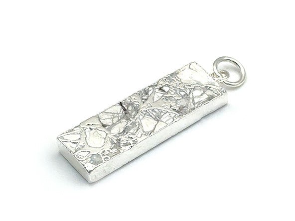 Silver / Howlite