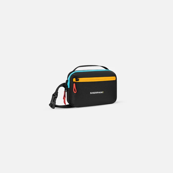 A Sherpani Hyk Chromatic Black Hip Pack, 3/4 view showing pocket and straps on white backdrop. #color_chromatic-black