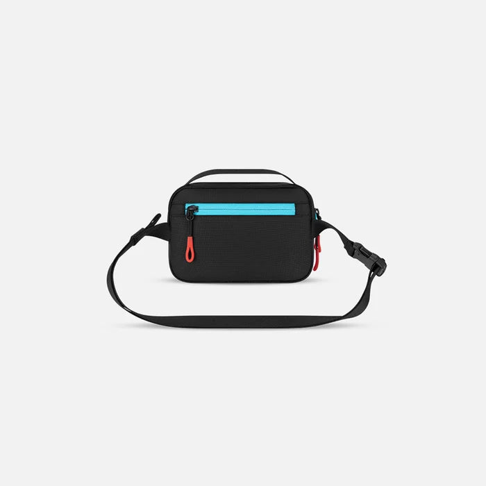 A Sherpani Hyk Chromatic Black Hip Pack, back view showing pocket and straps on white backdrop. #color_chromatic-black