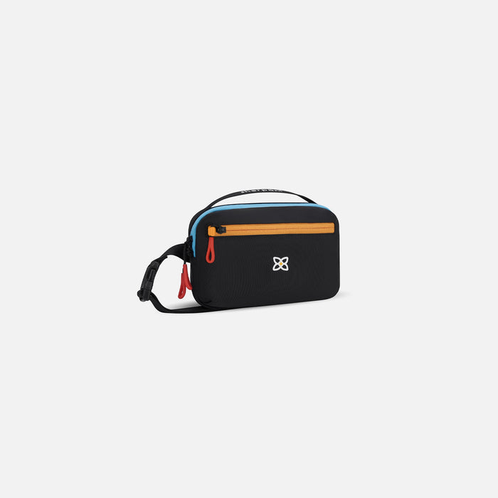 A Sherpani Hyk Chromatic Black Hip Pack, 3/4 view showing pocket and straps on white backdrop. #color_chromatic-heritage