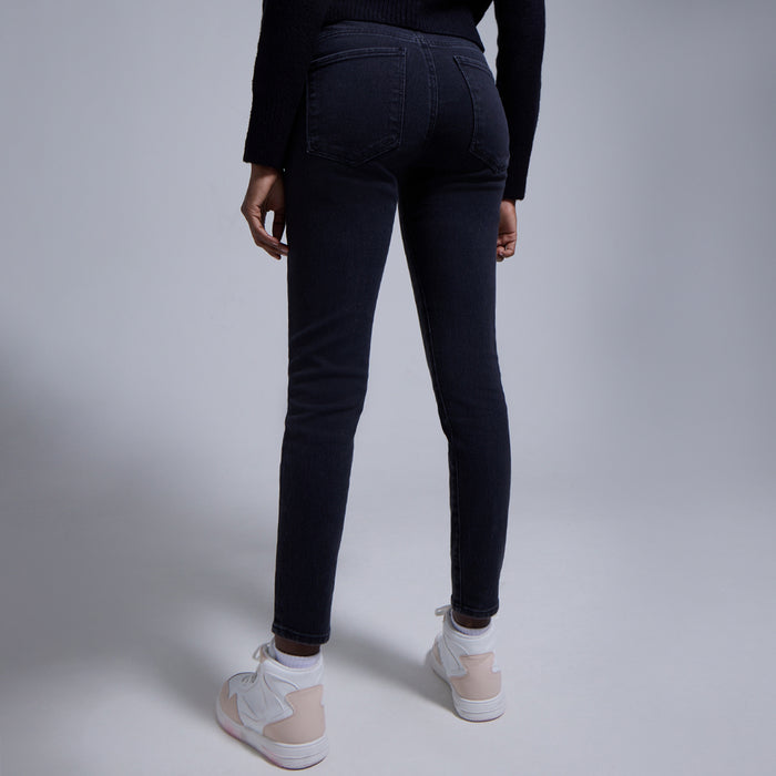 JEAN CURVY ESSENCIAL TONO NEGRO CON RESERVAS 40160361