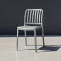 Silla Brooklyn, Gris Oscuro, Con espaldar en rayas y diseño minimalista