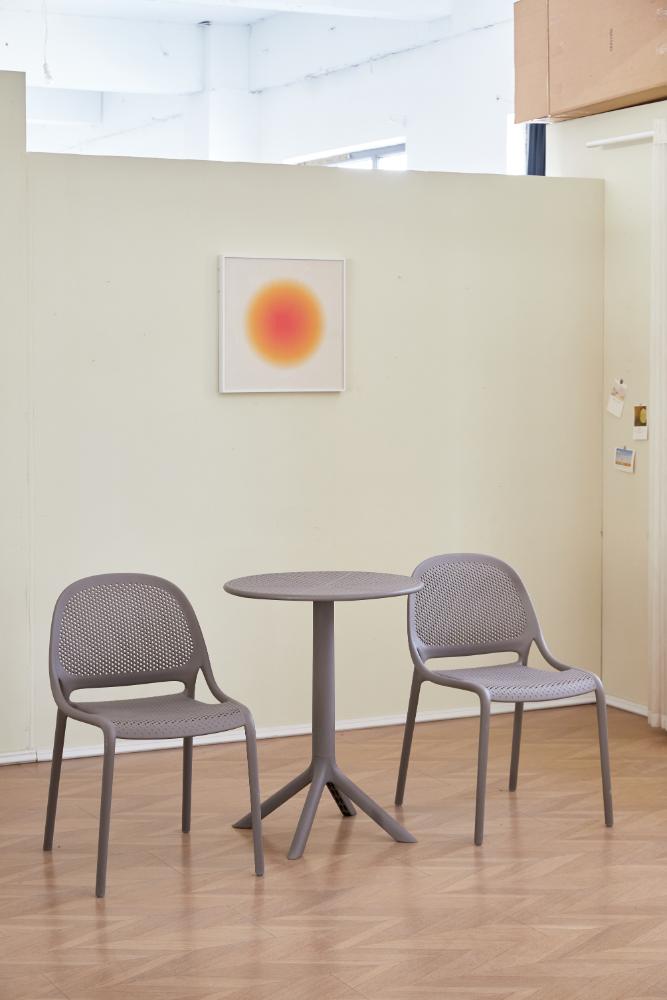 Silla Tolondo, Color Blanco, Con espaldar redondo transpirable y diseño minimalista