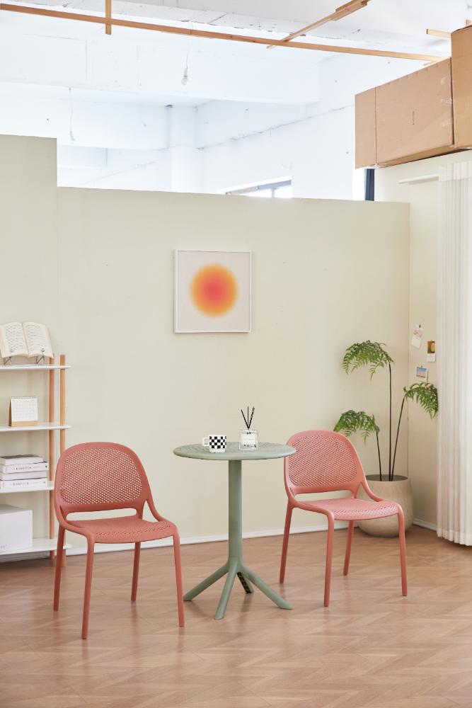 Silla Tolondo, Color Blanco, Con espaldar redondo transpirable y diseño minimalista