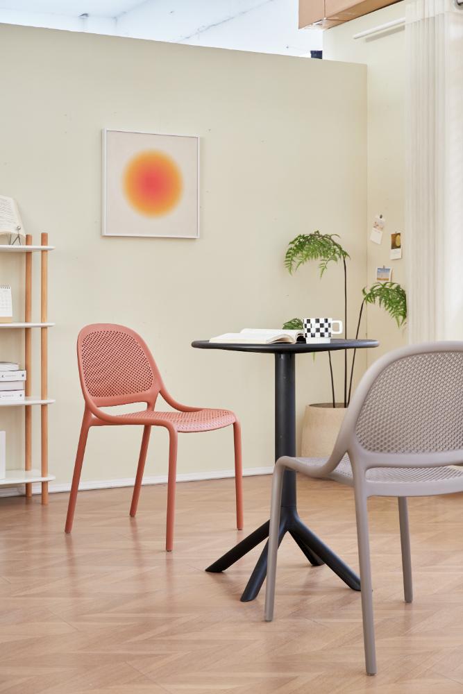 Silla Tolondo, Color Blanco, Con espaldar redondo transpirable y diseño minimalista